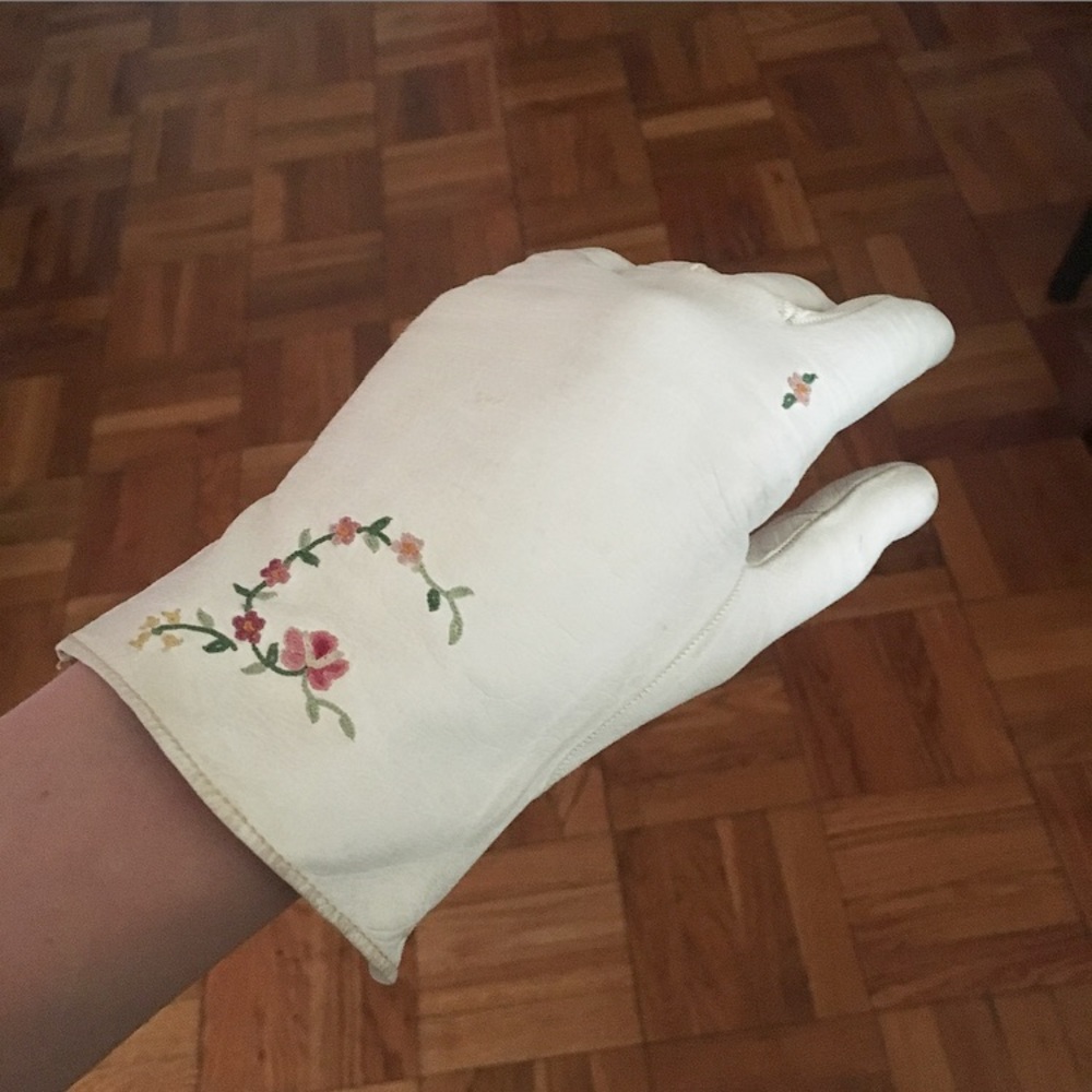 Vintage White Leather Gloves w Embroidered Flowers